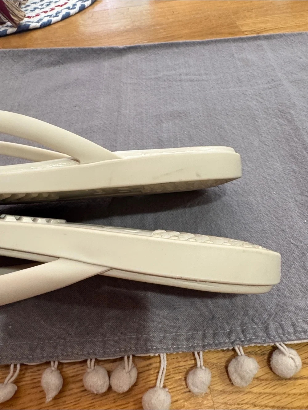 CROCS Women’s Flip Flop Sandals - Cream Leopard Print~6W EUC